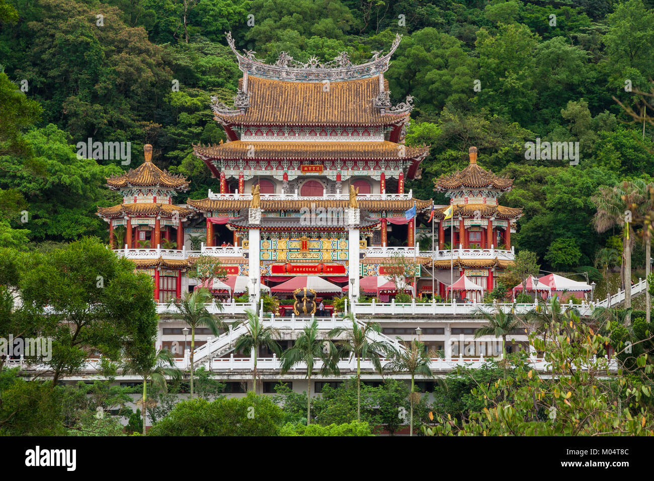 Una vista completa de la capilla Lingxiao que pertenece al templo Zhinan en las laderas de la montaña Houshan ('Monkey'), Taipei, Taiwán. Foto de stock