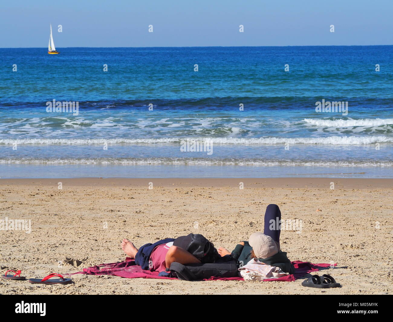 Recreación de vacaciones - pareja está tumbado al sol en una playa de arena Foto de stock