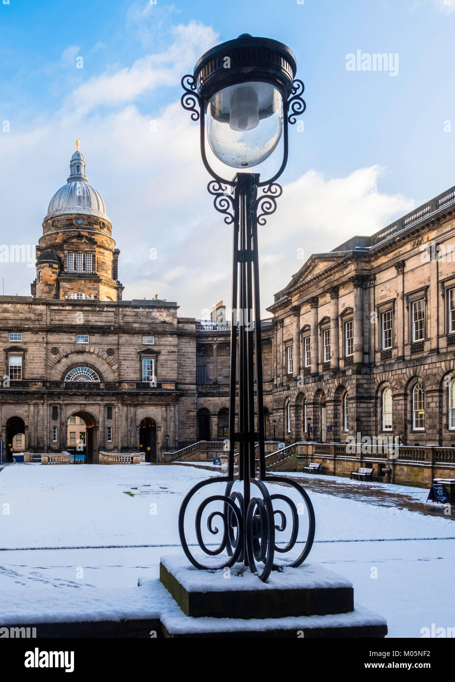 Vista del antiguo Colegio patio en la Universidad de Edimburgo, Escocia, Reino Unido Foto de stock