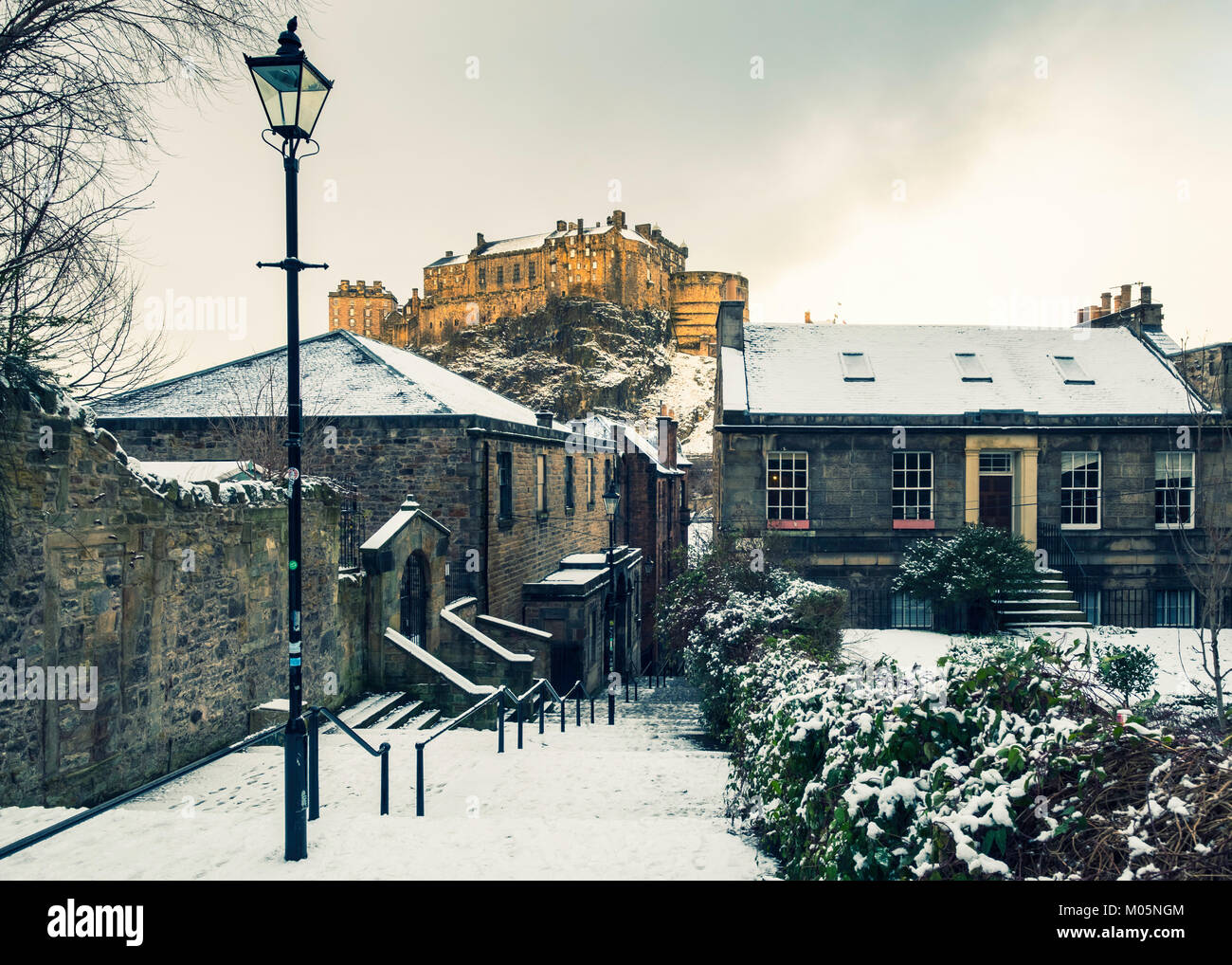 Vistas al Castillo de Edimburgo después de nieve desde el histórico Vennel pasos a Grassmarket, en casco antiguo de Edimburgo, Escocia, Reino Unido Foto de stock
