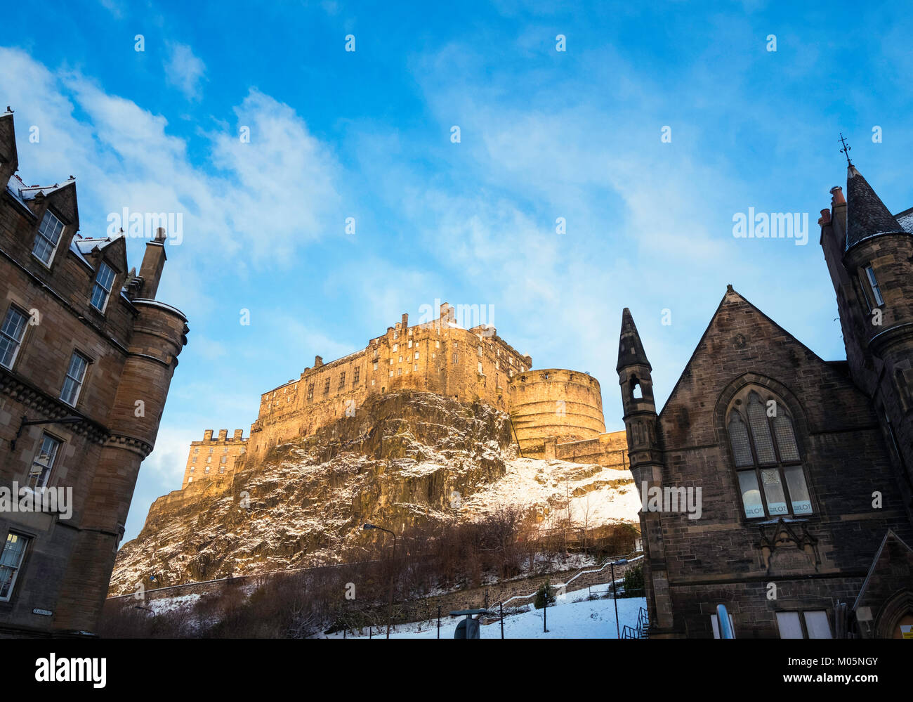 Vista del Castillo de Edimburgo, cerca de Grassmarket después de las nevadas durante el invierno, en Escocia, Reino Unido Foto de stock