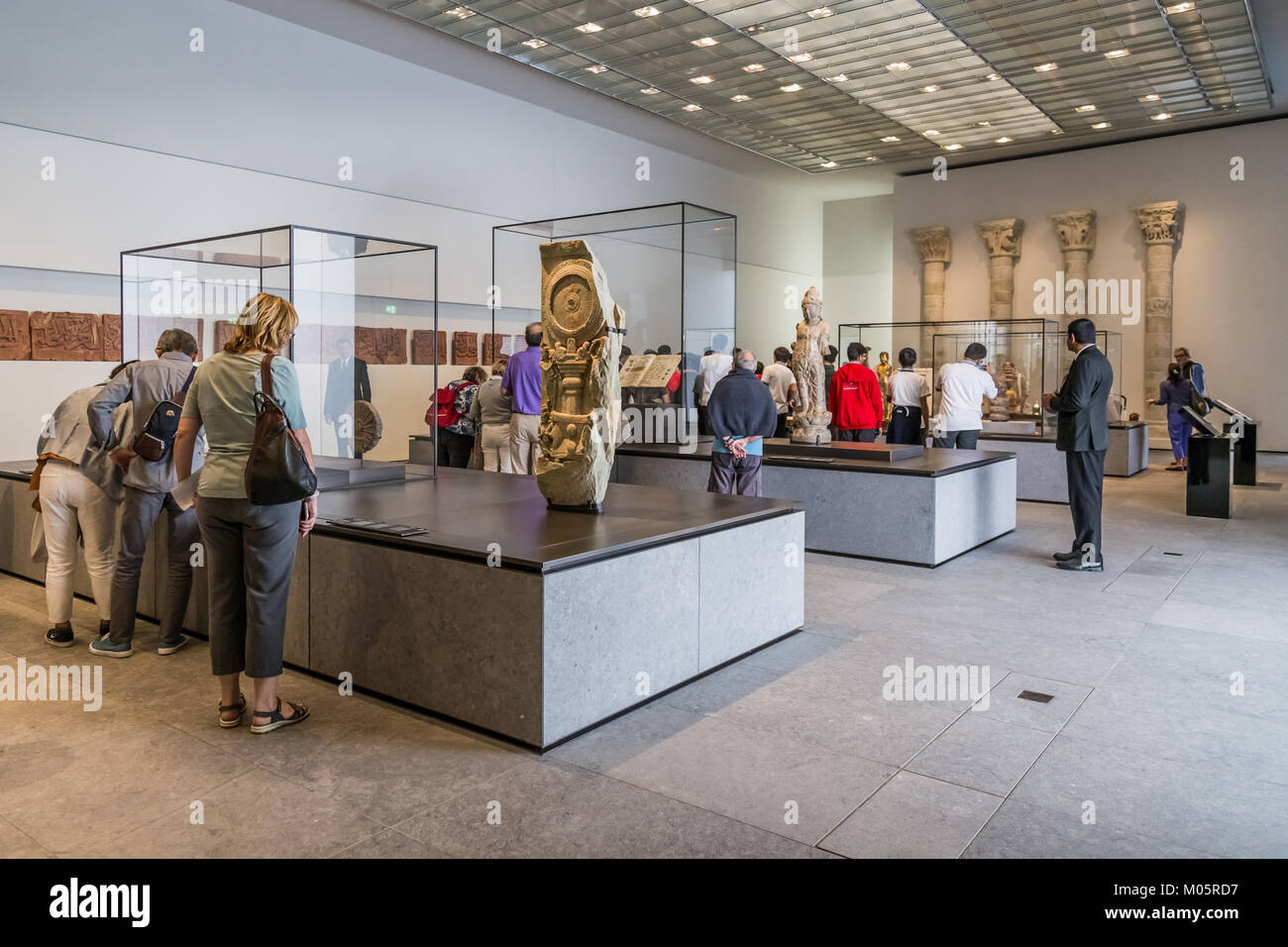 Los visitantes del museo mirando las exposiciones en el Museo del Louvre, en Abu Dhabi. Foto de stock
