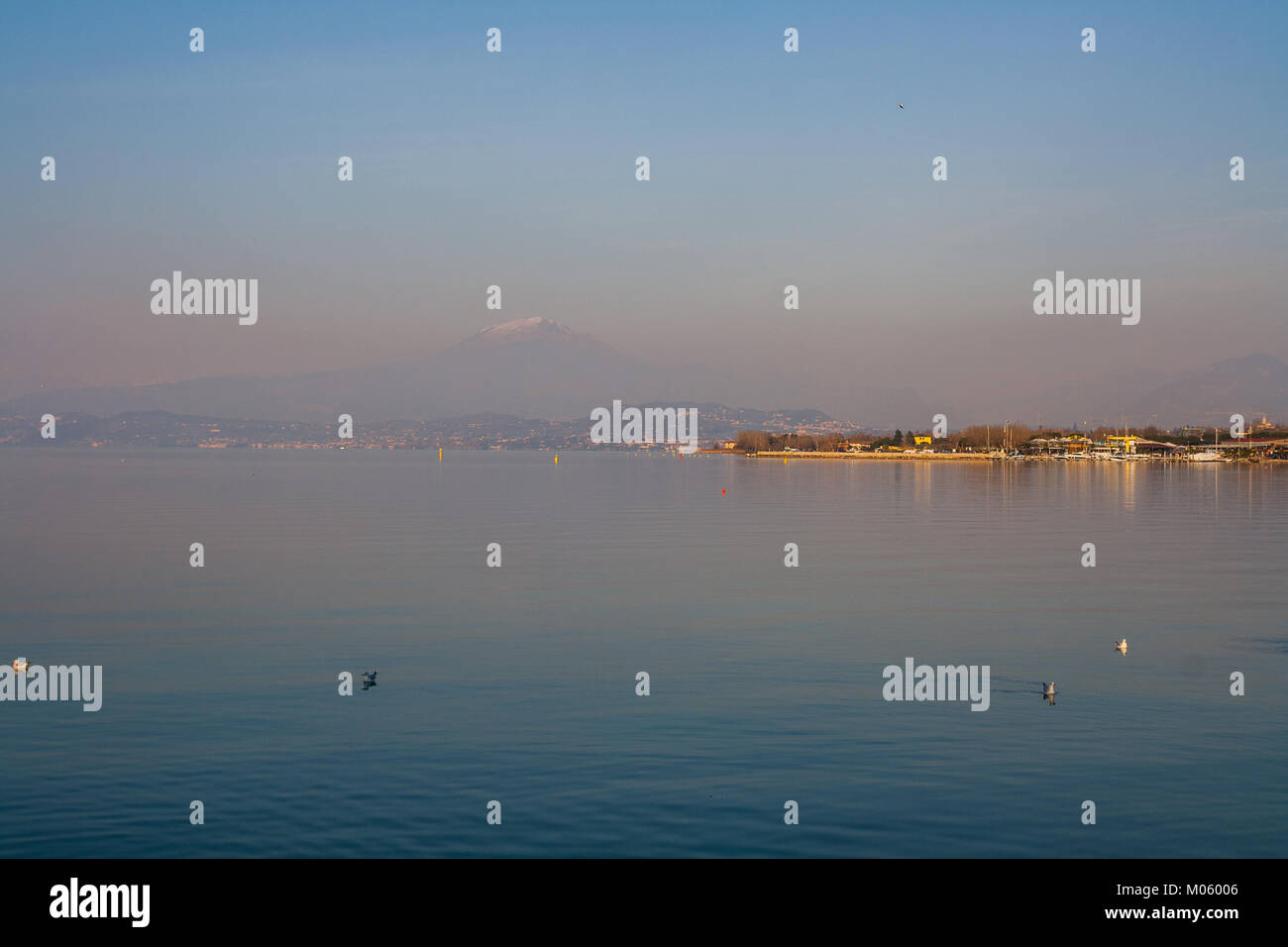 Peschiera del Garda, el Lago de Garda, Verona, Véneto, Italia Foto de stock