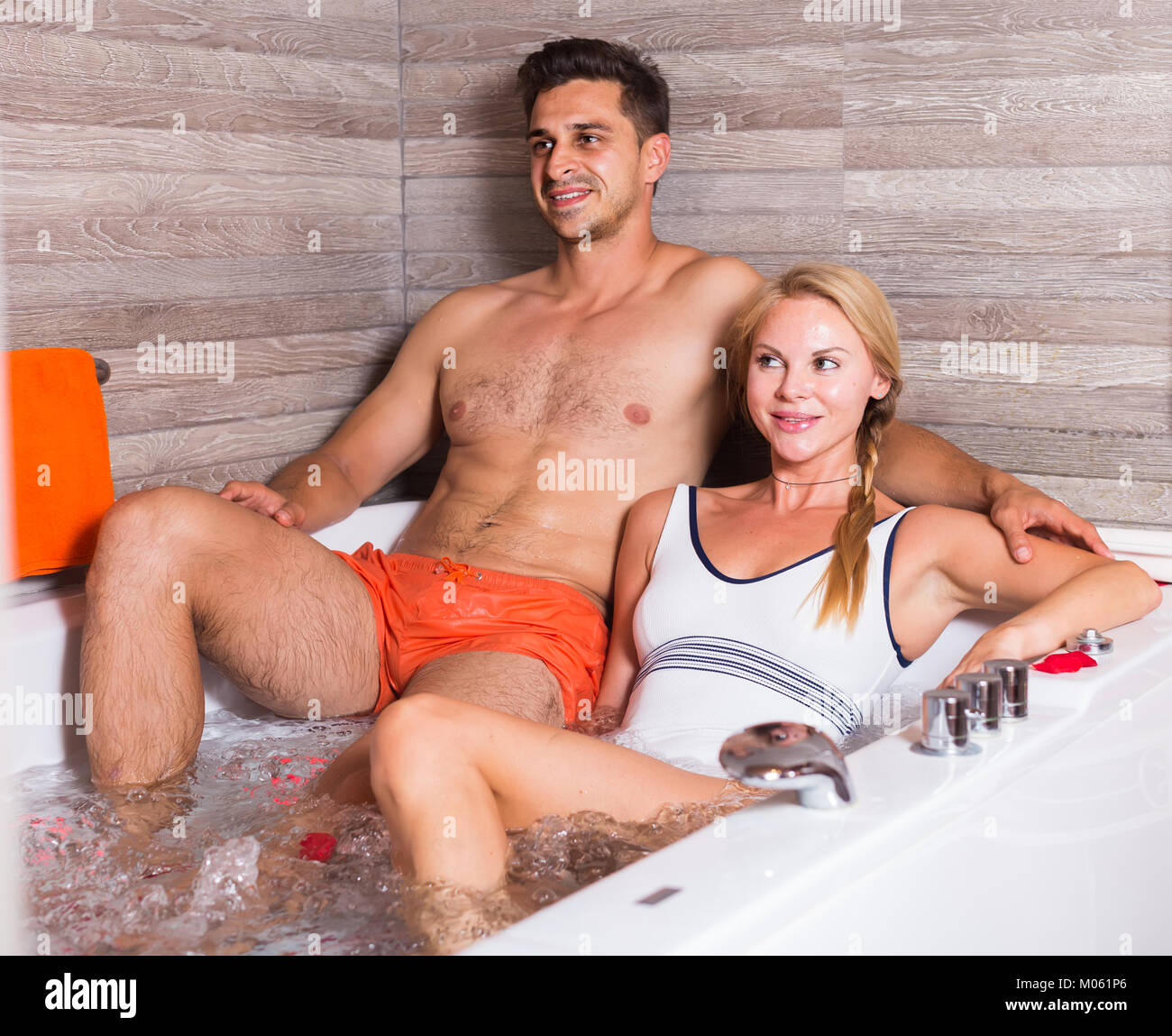 Pareja jacuzzi fotografías e imágenes de alta resolución - Página 6 foto foto