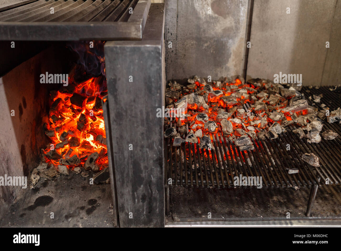 Típico asado argentino o asado. La quema de leña en la parrilla y brasas  rojo Fotografía de stock - Alamy