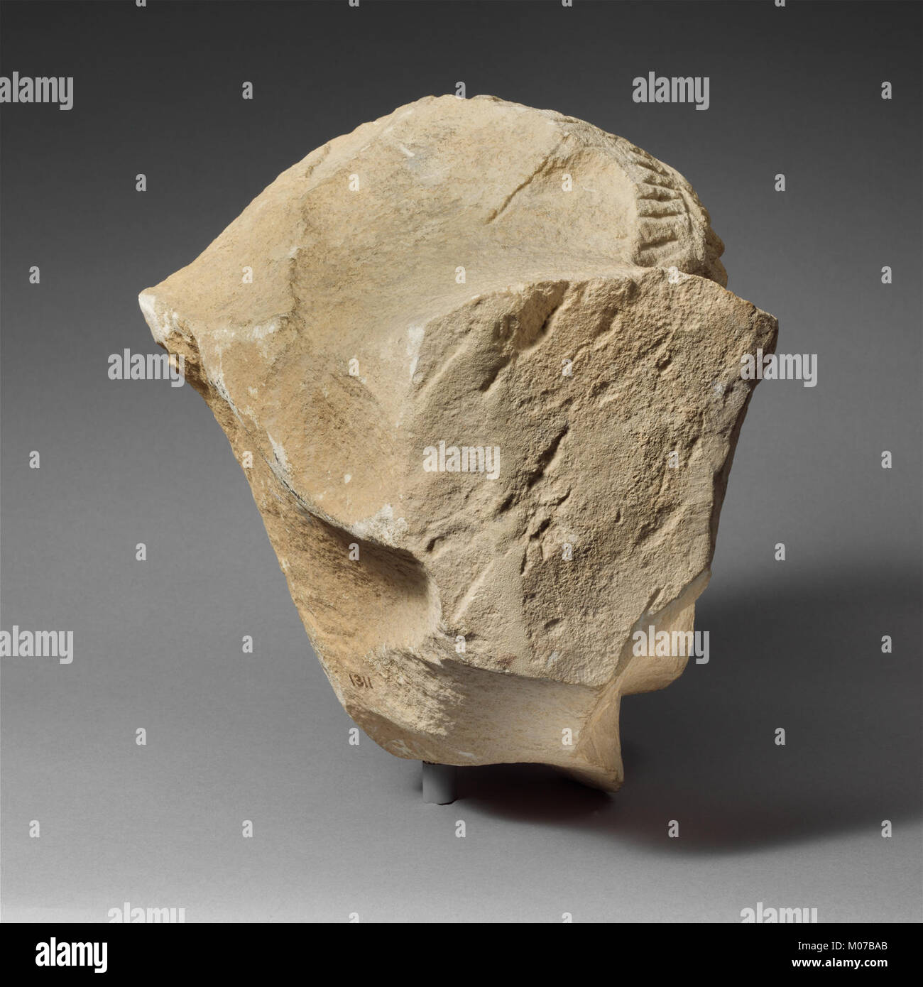 Cabeza de piedra caliza de un hombre barbado de una estela funeraria se reunió DP165465 Foto de stock