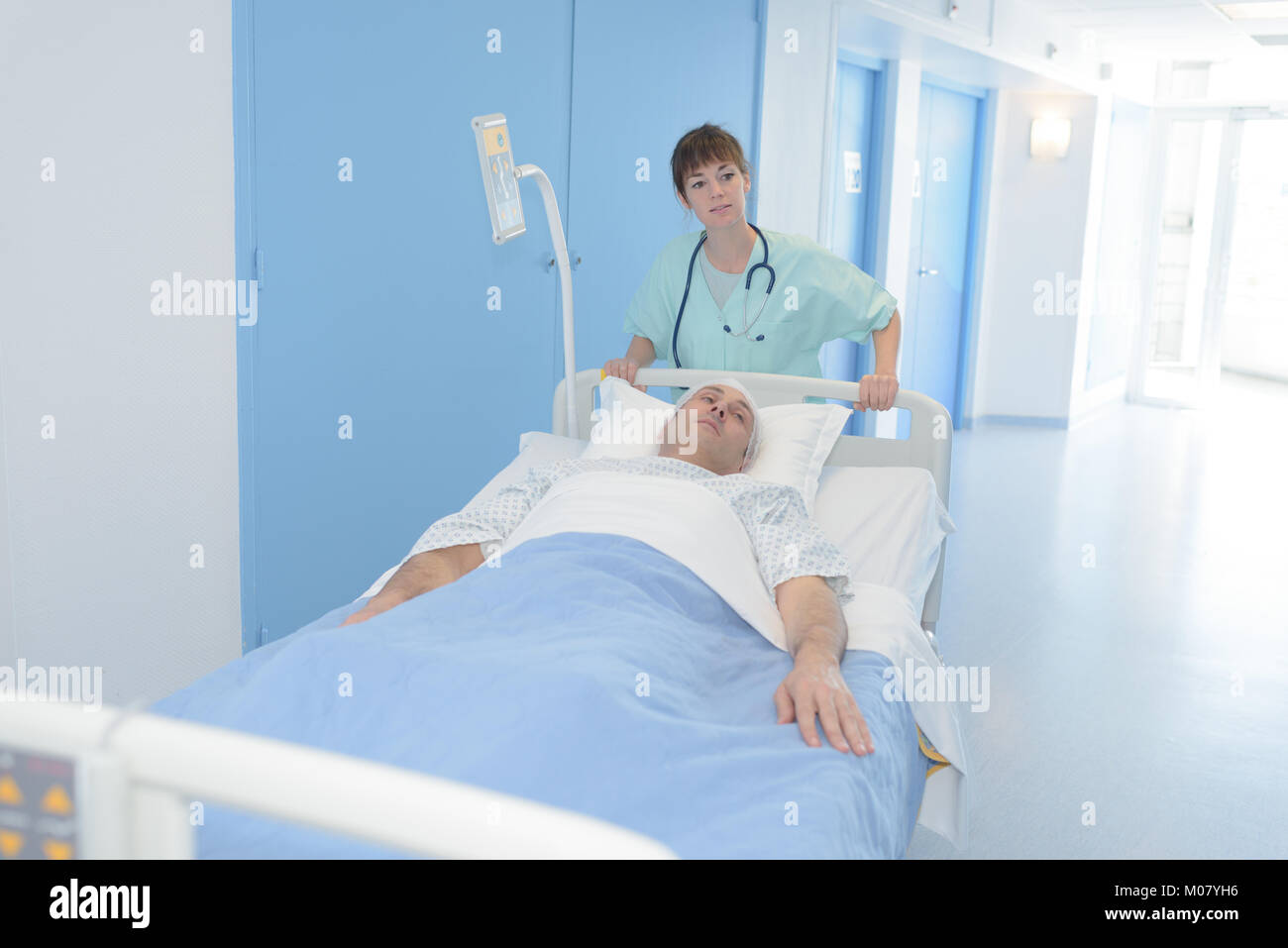 Enfermera trasladar al paciente a la sala de recuperación Foto ...