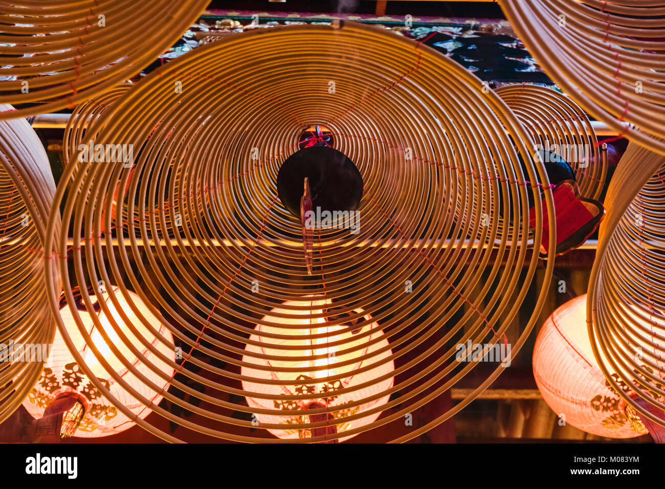 China, Hong Kong, Central, Hollywood Road, el Templo Man Mo, Incienso bobinas Foto de stock
