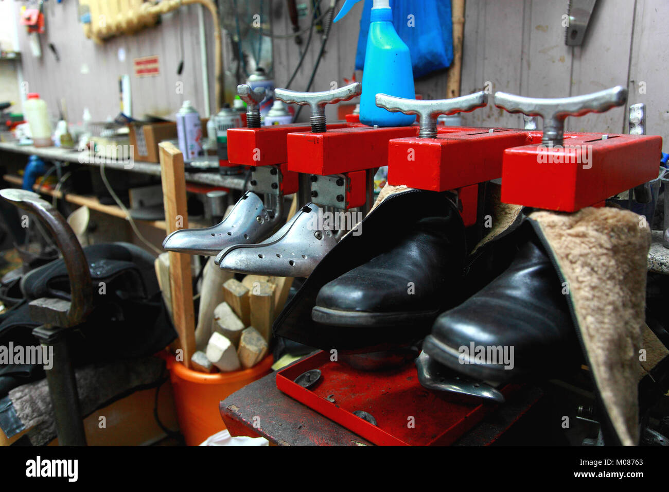 Taller industrial para reparación de calzado fotografías e imágenes de alta  resolución - Alamy