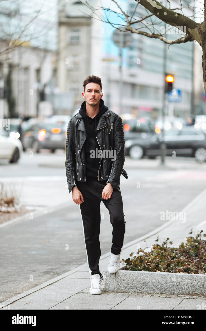 Retrato del hombre mire a su alrededor. Desgaste de ropa elegante. El otoño  y el invierno. Chaqueta con zapatillas blancas. Fondo desenfocado,  fotografía profesional Fotografía de stock - Alamy