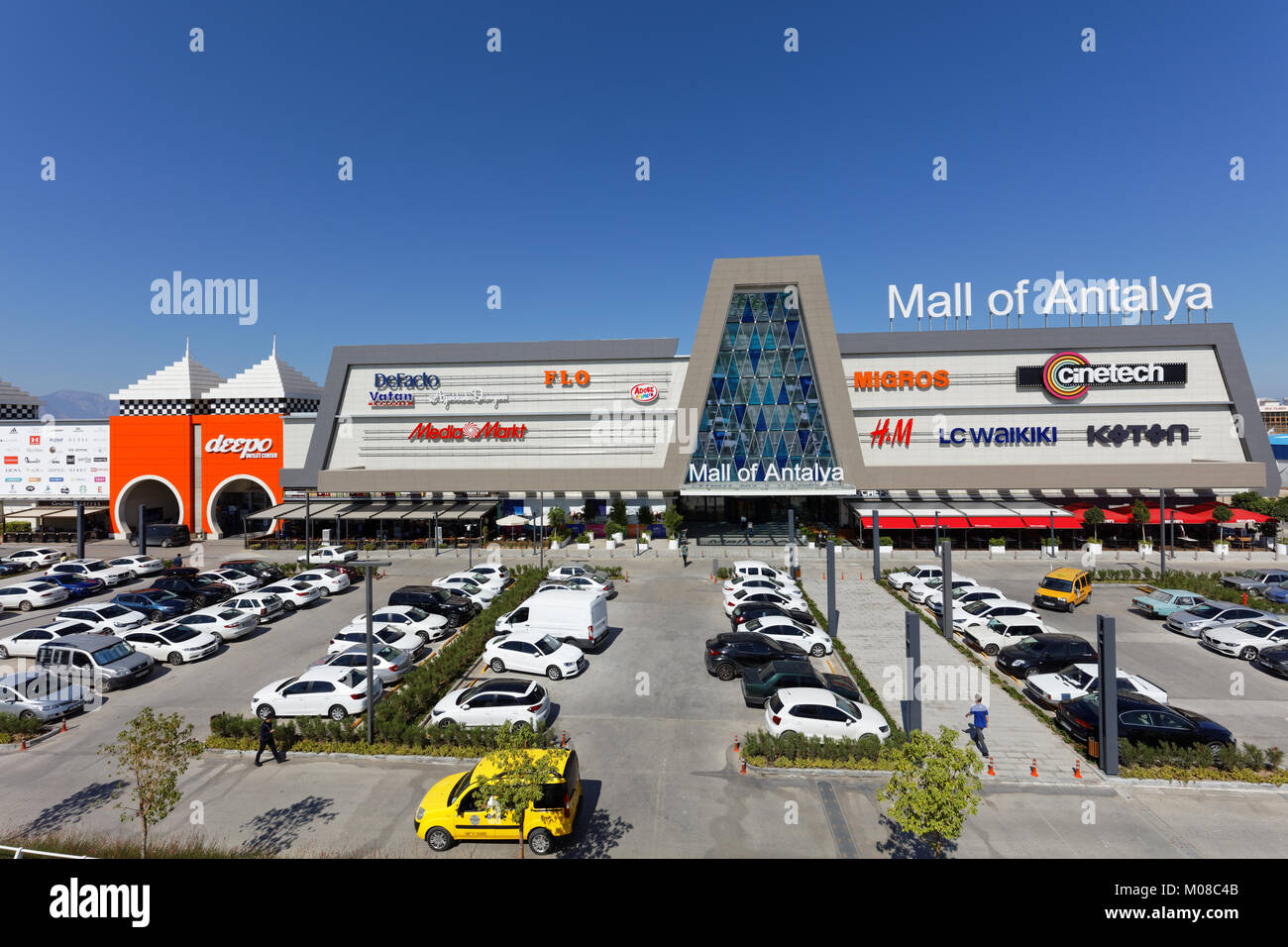 Antalya, Turquía - Octubre 3, 2017: Estacionamiento el Mall Antalya. Inaugurado 28 de