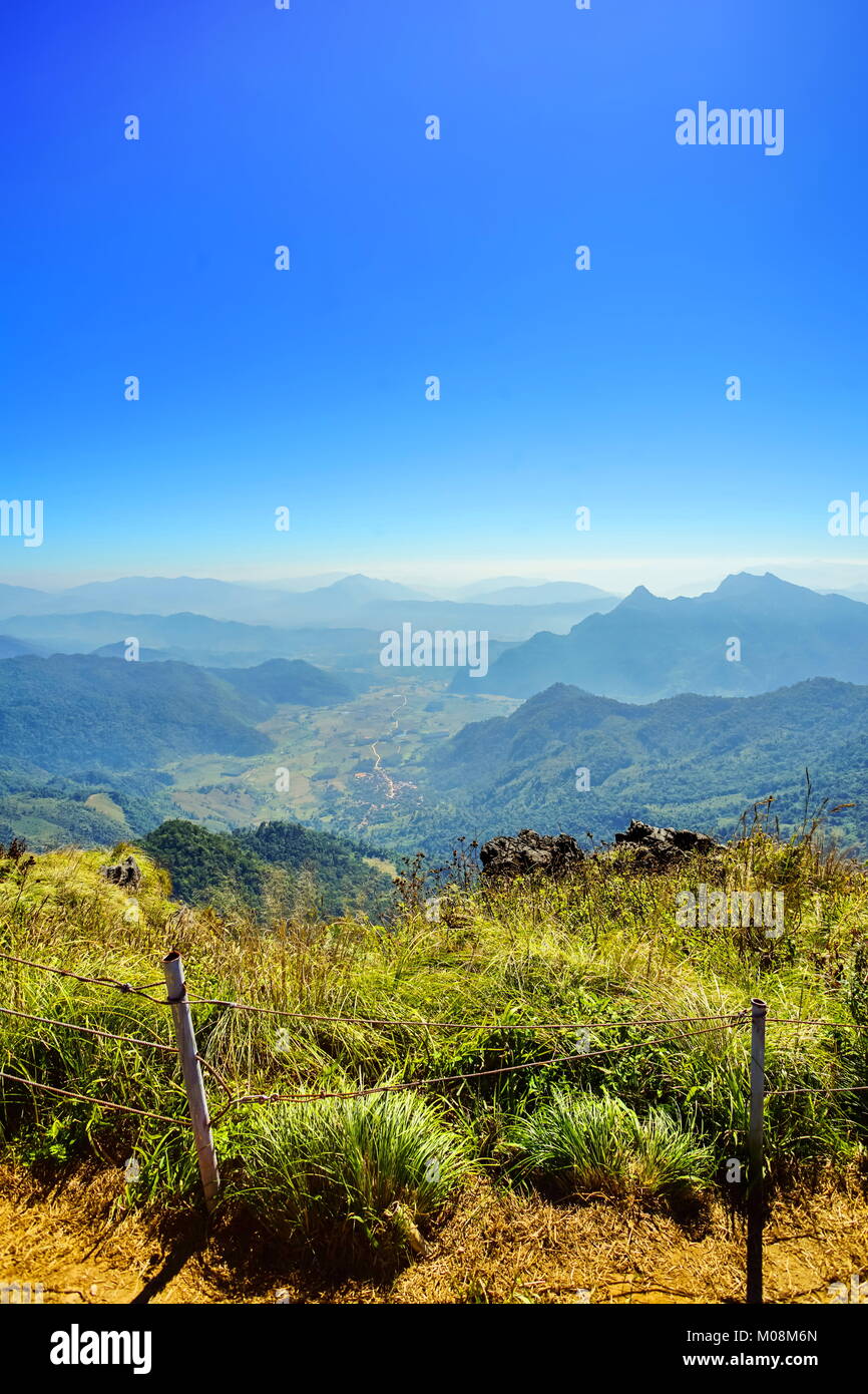 Montaña, bosque y cielo azul en Phu Chee Fa, Chiang Rai, Tailandia Foto de stock