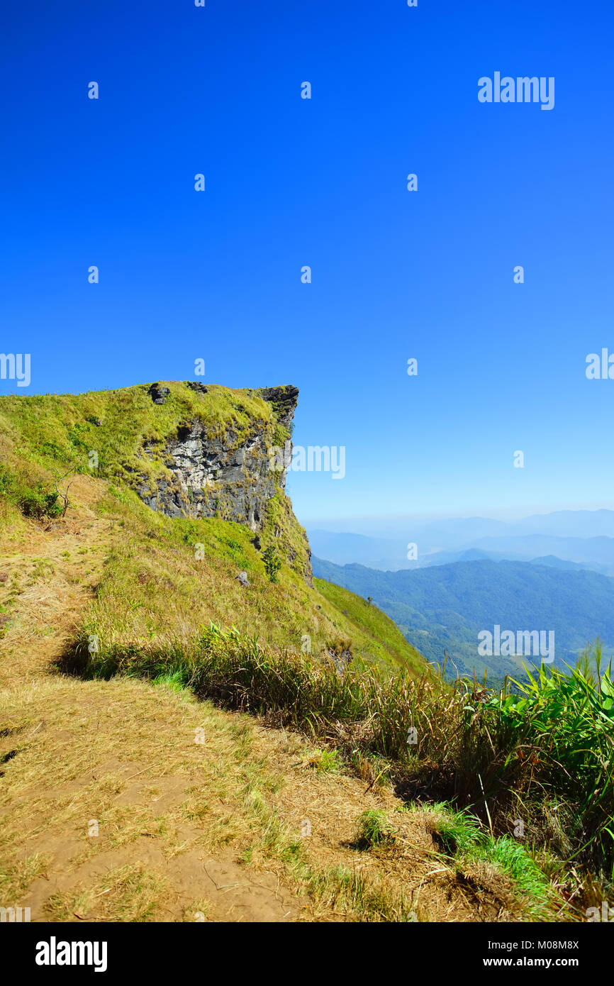 Montaña, bosque y cielo azul en Phu Chee Fa, Chiang Rai, Tailandia Foto de stock