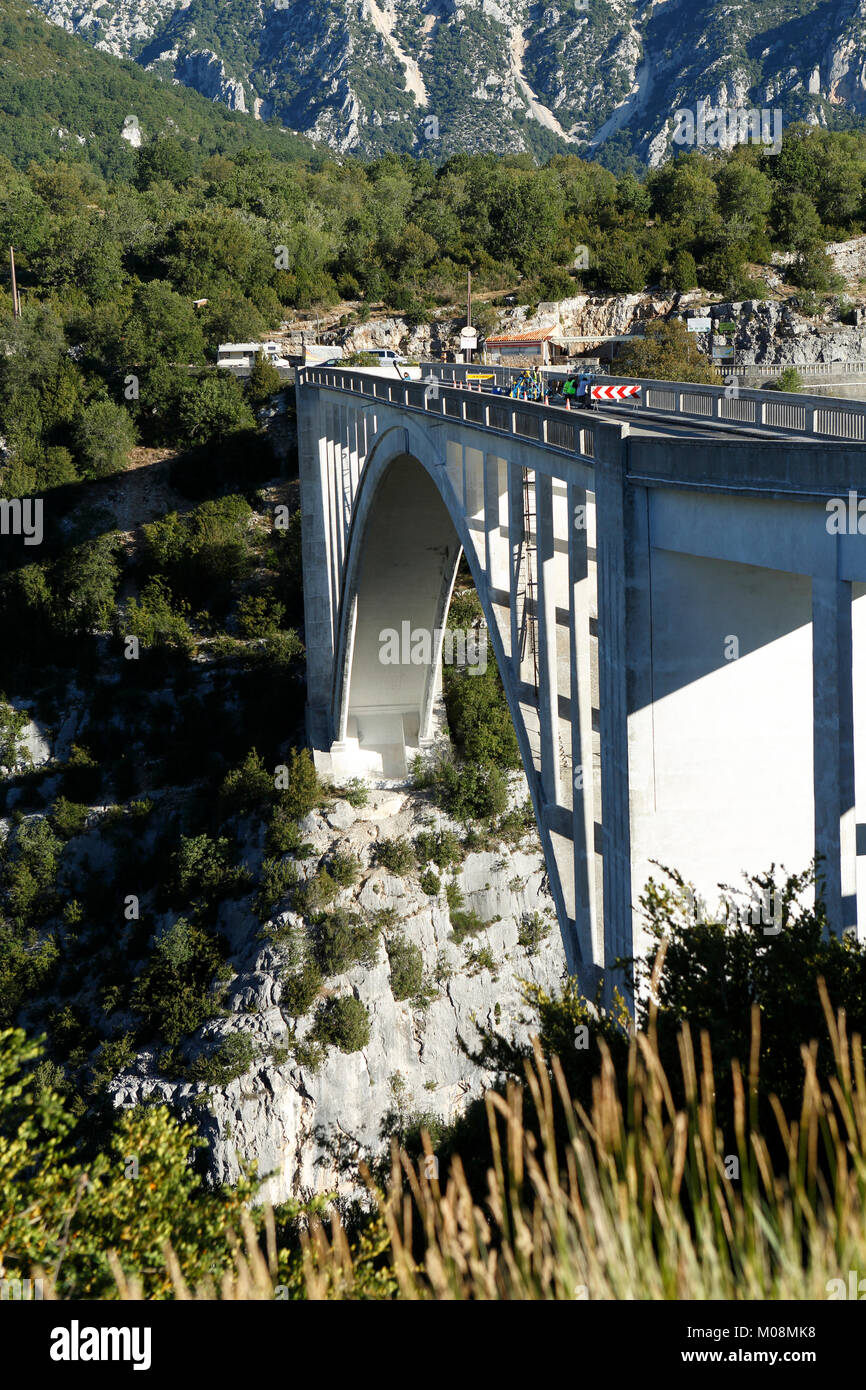Preparación para hacer puenting en el puente de Chauliére,puente sobre el río Artuby en Gorges du Verdon Gorges du Verdon, Alpes-de-Haute-Provence, Foto de stock