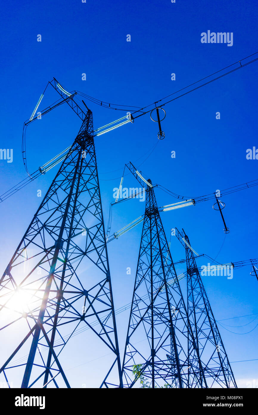 Los postes de electricidad. poste de energía eléctrica. Poste eléctrico con  el cielo azul Fotografía de stock - Alamy