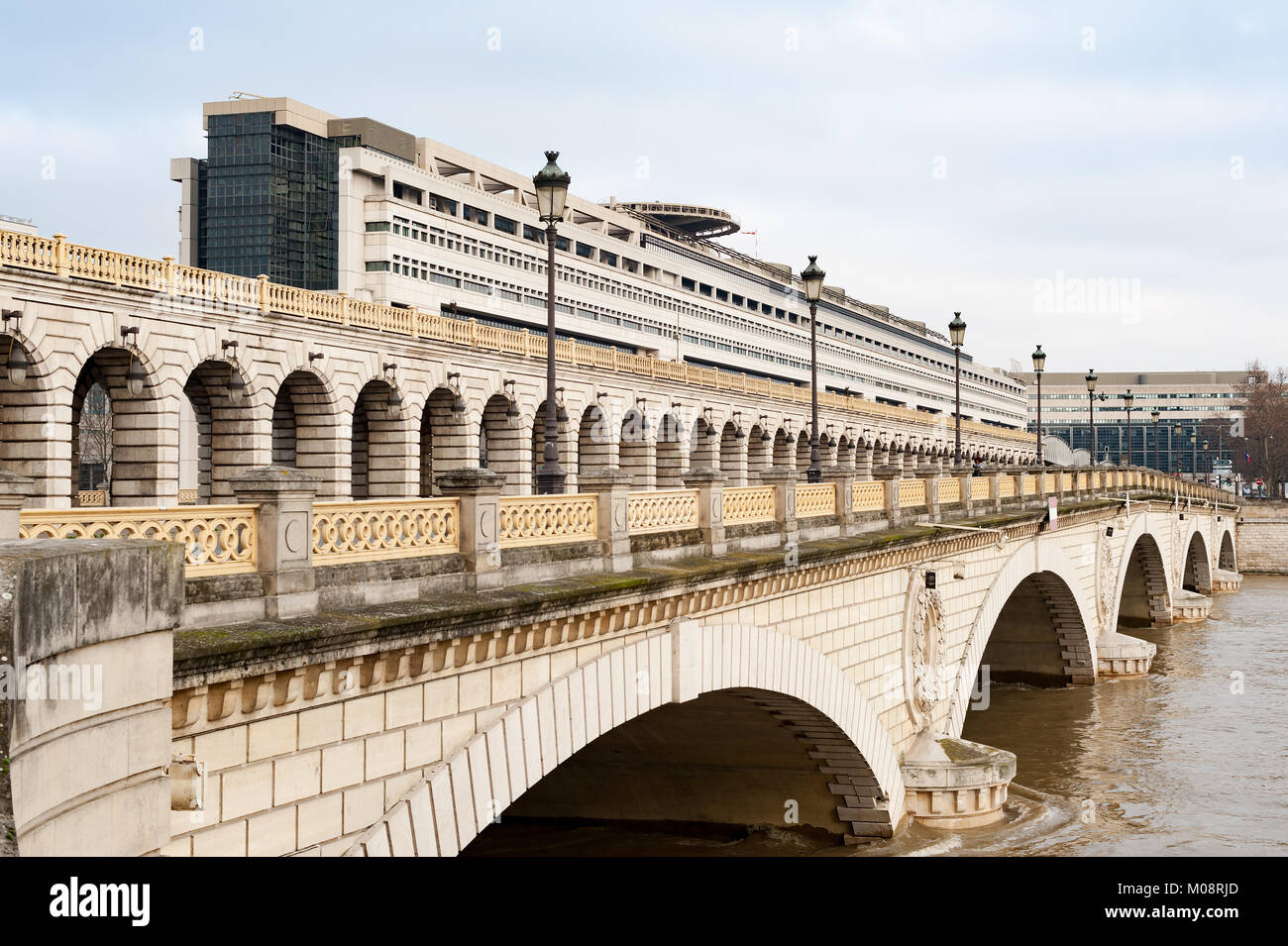 El Ministerio francés de finanzas en Bercy con río Sena - París Foto de stock