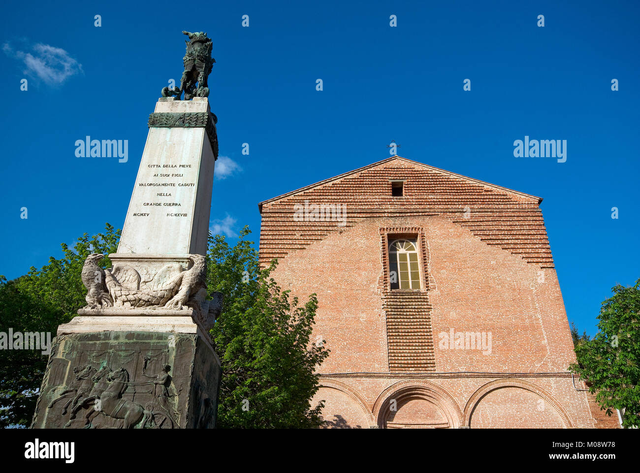 Iglesia de San Francesco y War Memorial, Città della Pieve, Umbría. Foto de stock