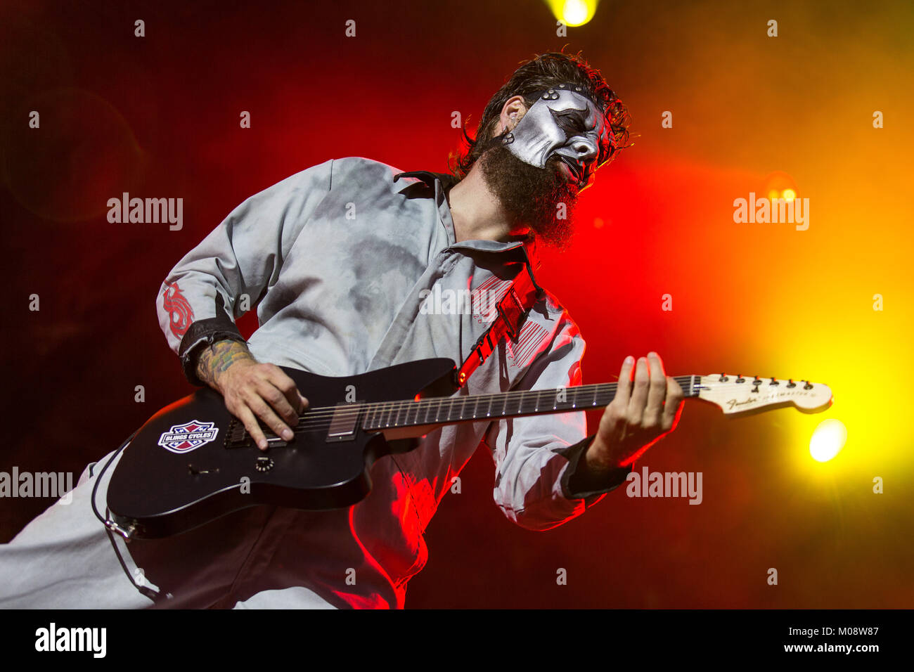 La banda de heavy metal Americana Slipknot realiza un concierto en vivo en  el festival de música danesa Roskilde Festival 2013. Aquí el músico y  guitarrista Jim Root es retratada enmascarado y