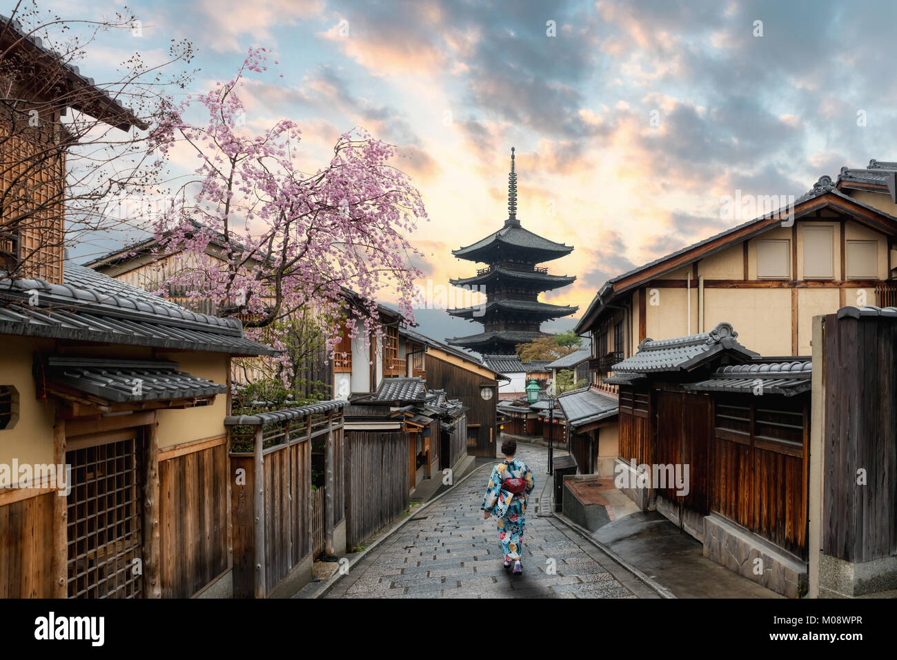 Las mujeres asiáticas, vistiendo un kimono tradicional japonés de Yasaka Pagoda y Sannen Zaka Street con flor de cerezo temporada en Kyoto, Japón Foto de stock