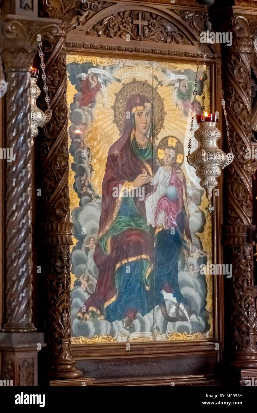 Iglesia con imágenes de los santos, retrato de una Virgen María, candelabro de plata, Iglesia Ortodoxa Griega con dos naves, Monumento Nacional de Creta en th Foto de stock