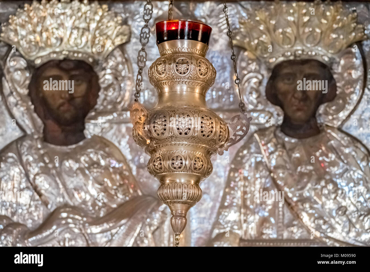 Iglesia con imágenes de santos, figuras de plata y candelabros de plata, iglesia monástica ortodoxa griega dos naves, Monumento Nacional de la Iglesia de Creta, en el Foto de stock