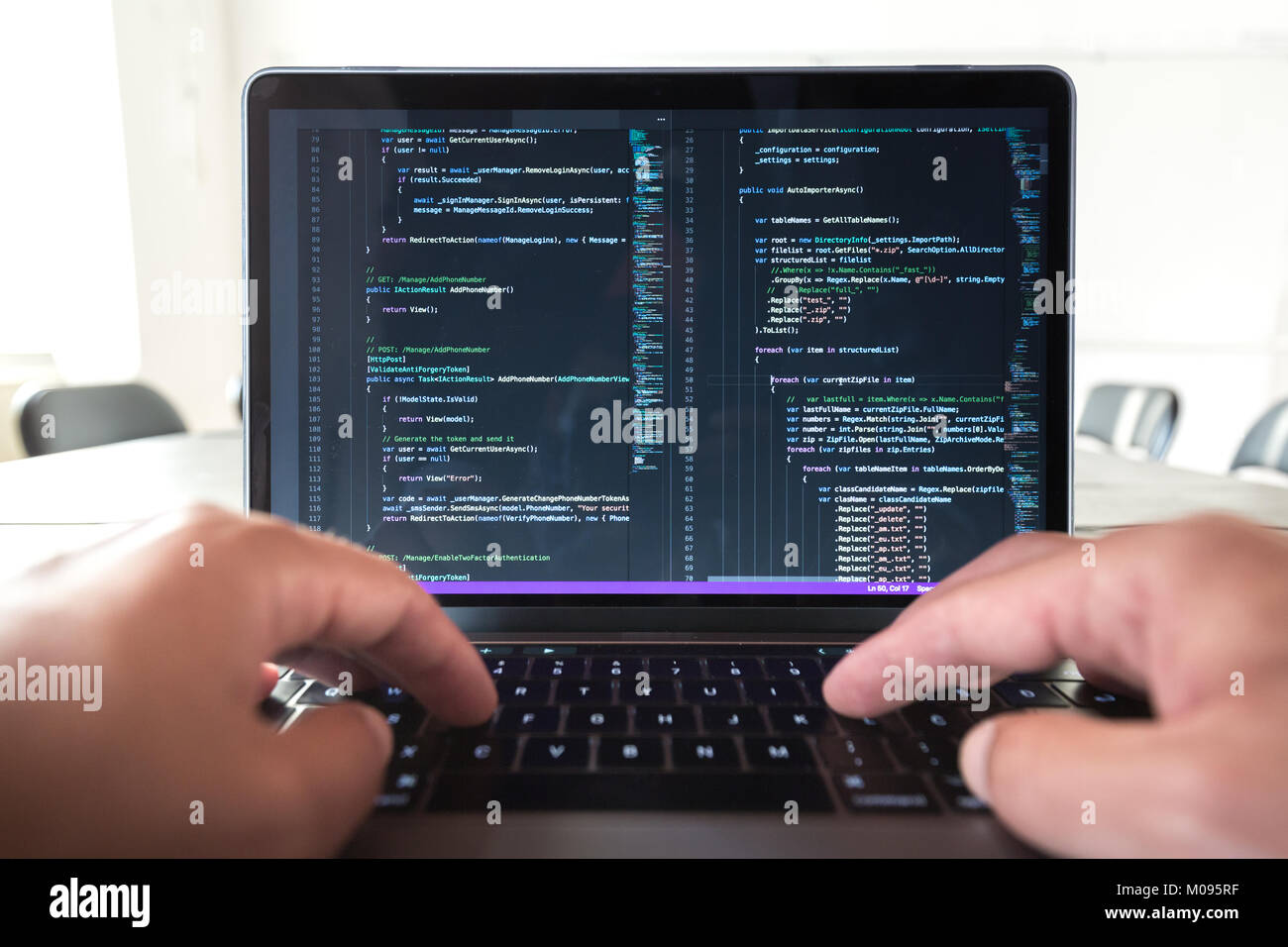 - El hombre profesión programador escribir código de programación en el ordenador portátil. Foto de stock
