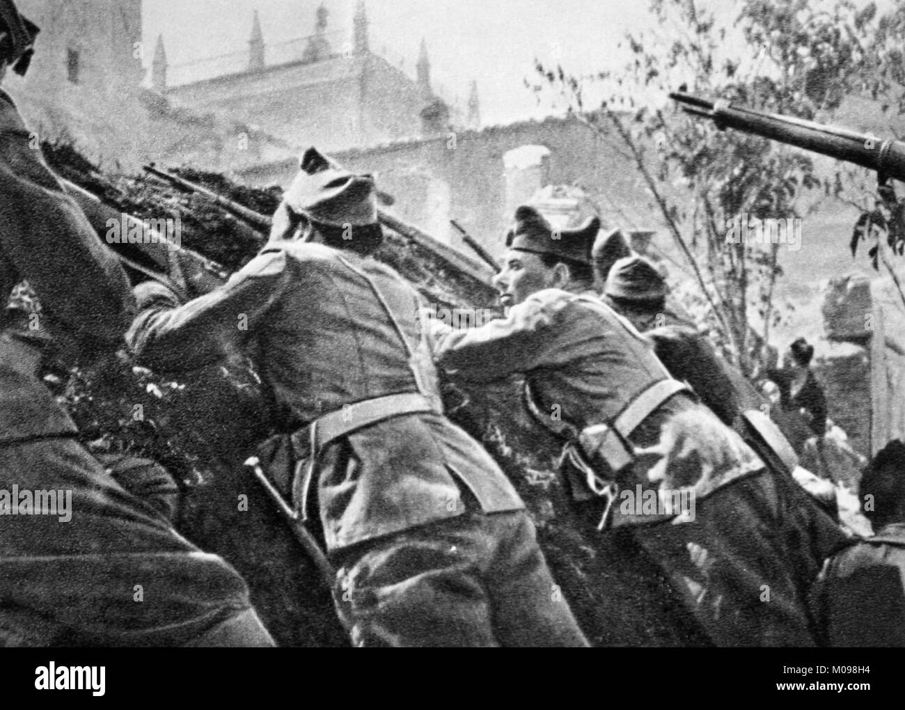 Las tropas de la Segunda República Española publicado en frente del AlcÃ¡zar de Toledo durante los primeros meses de la Guerra Civil Española en septiembre de 1936. Fotografía por Mikhail Koltsov Foto de stock