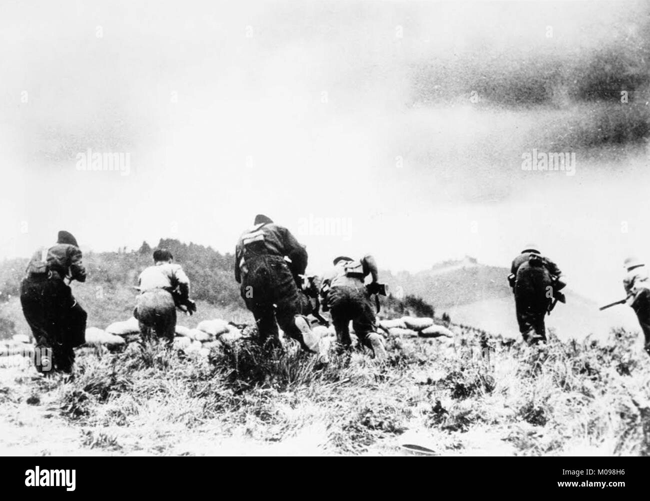 Contraataque antes de perder Irun a los rebeldes en la Batalla de Irun durante la Guerra Civil Española en septiembre de 1936 Foto de stock
