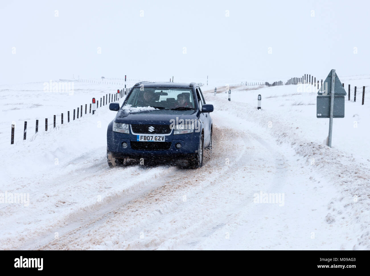 B6277, Teesdale, Cumbria/Condado de Durham frontera UK. Viernes, 19 de enero de 2018. El clima del Reino Unido. Nieve y más nieve a la deriva sigue afectando a algunas de las carreteras de alto nivel en el norte de Inglaterra esta tarde. Las condiciones de conducción en el B6277 entre Middleton en Teesdale y Alston todavía son peligrosos. Crédito: David Forster/Alamy Live News Foto de stock