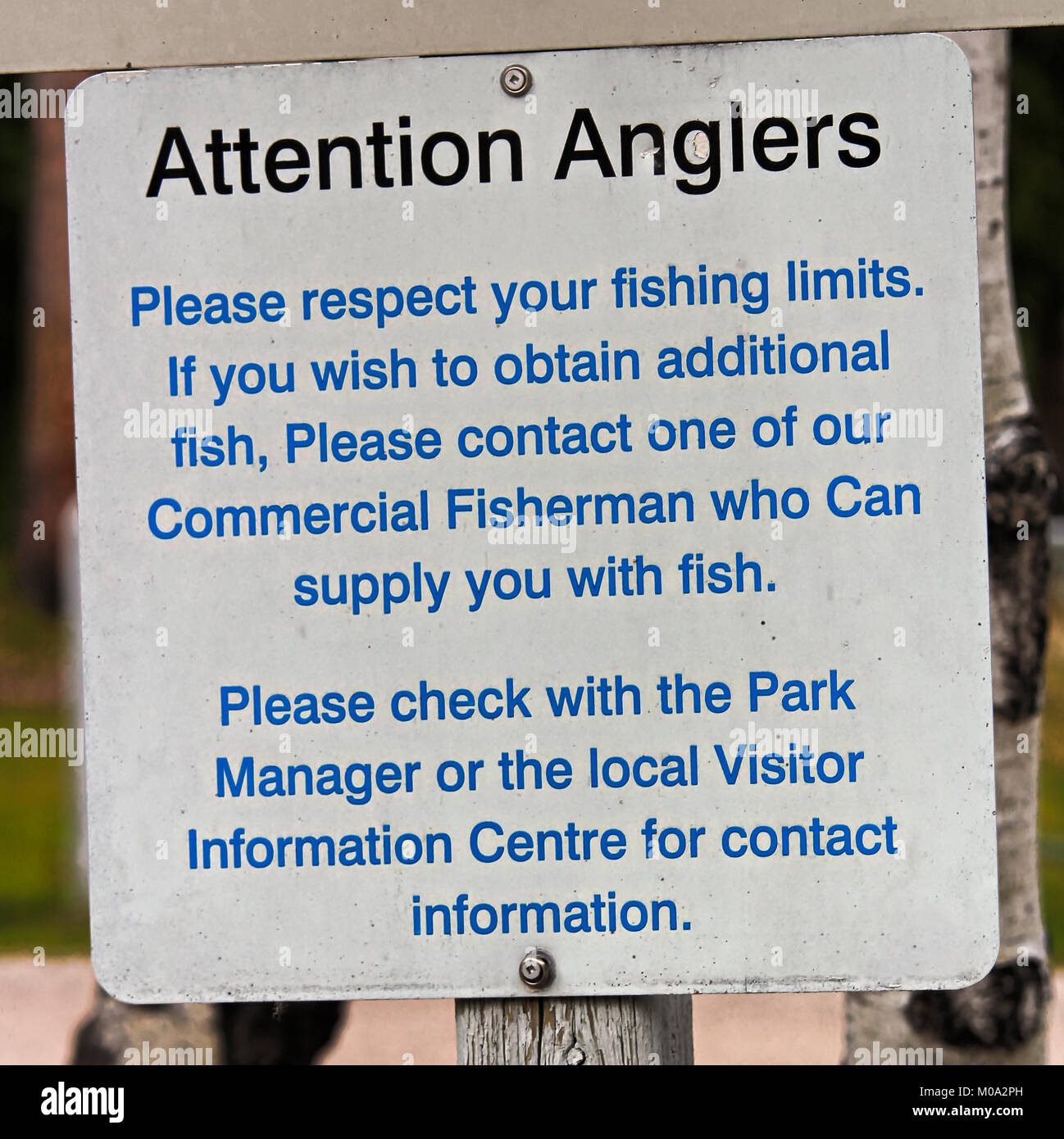 Una atención pescadores por favor respeten sus límites sign Foto de stock