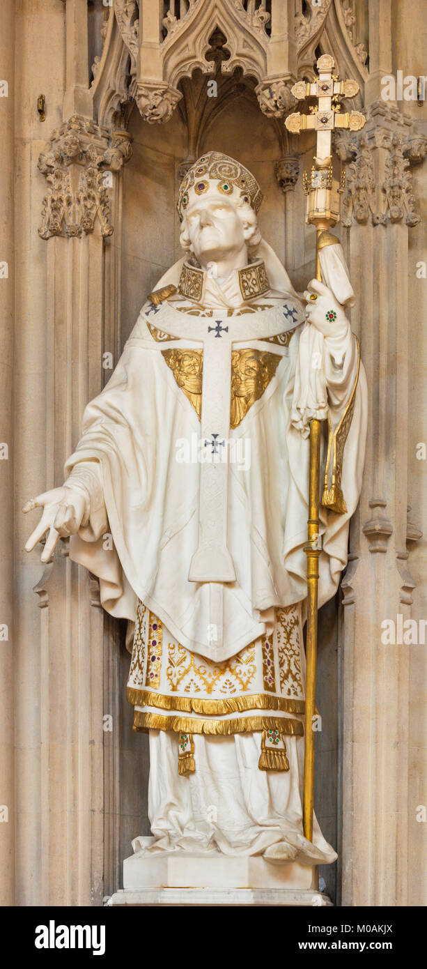 Londres, Gran Bretaña - Septiembre 18, 2017: La estatua de mármol de Santo Tomás de Canterbury en la Iglesia Inmaculada Concepción, Granja Street. Foto de stock
