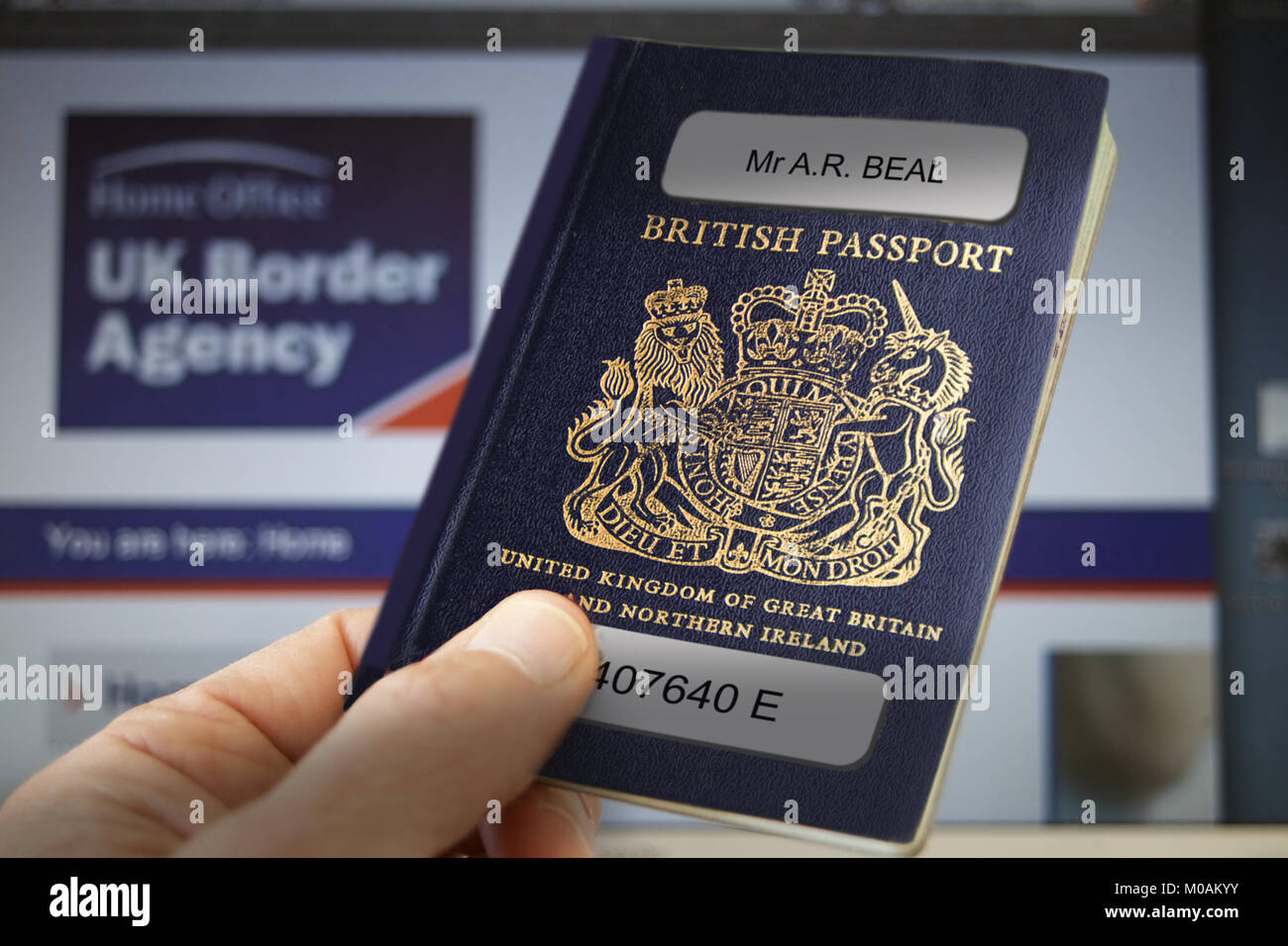 No UE británico antiguo pasaporte azul en un control fronterizo. Foto de stock