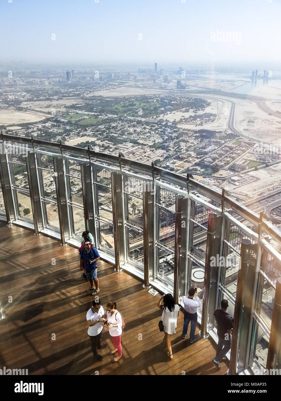 DUBAI, EMIRATOS ÁRABES UNIDOS - Octubre 26, 2017: la gente en la parte superior del Burj Khalifa torre más alta en el mundo Foto de stock