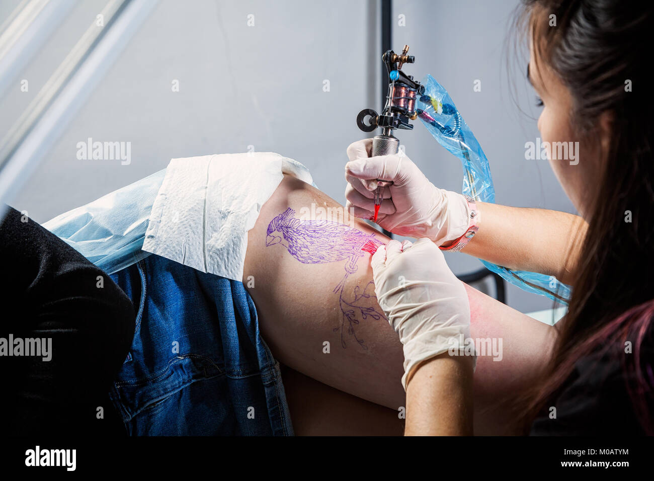 Tatuajes en el brazo femenino de tinta negra y roja Fotografía de stock -  Alamy