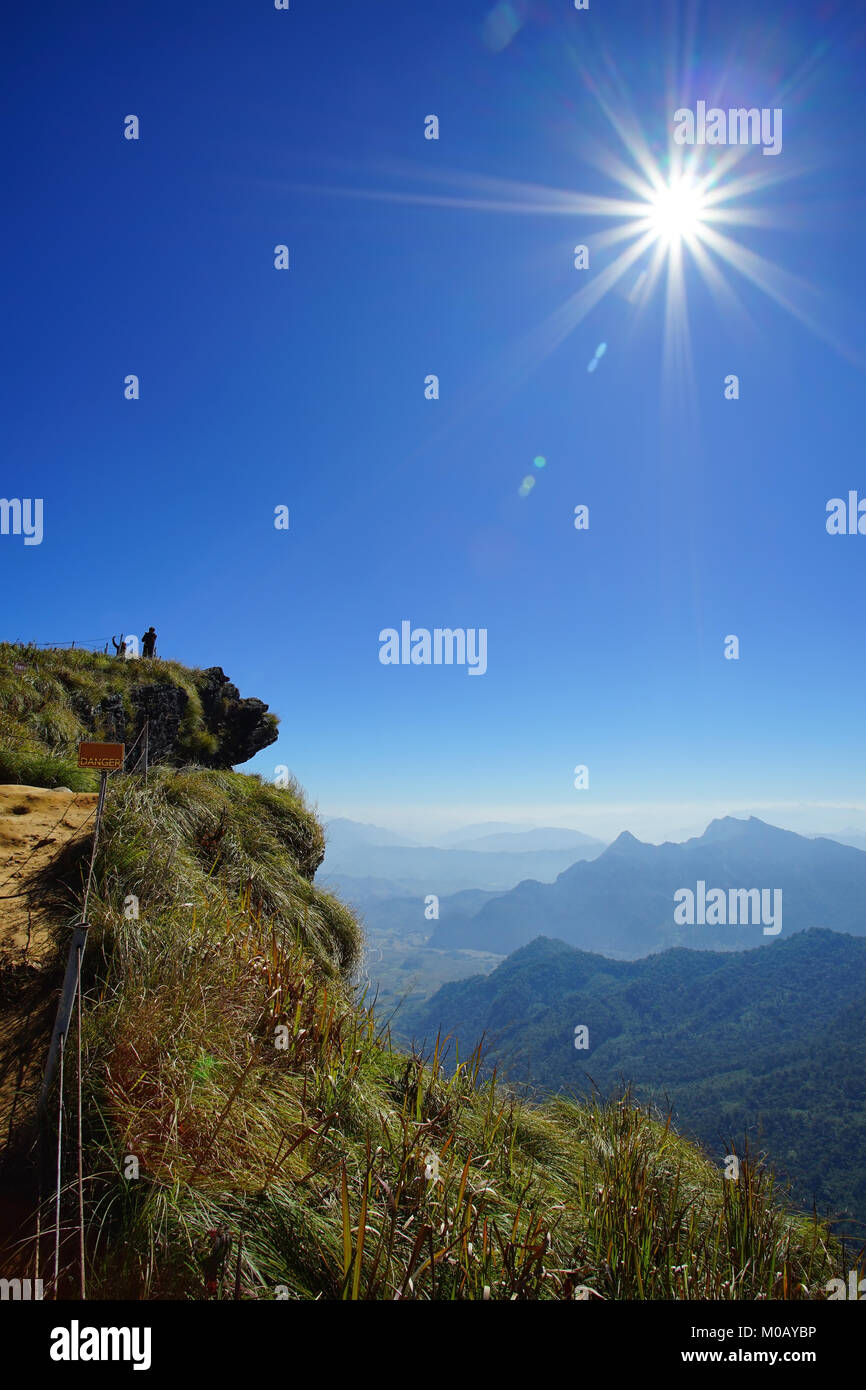 Montaña, bosque y cielo azul en Phu Chee Fa, Chiang Rai, Tailandia Foto de stock