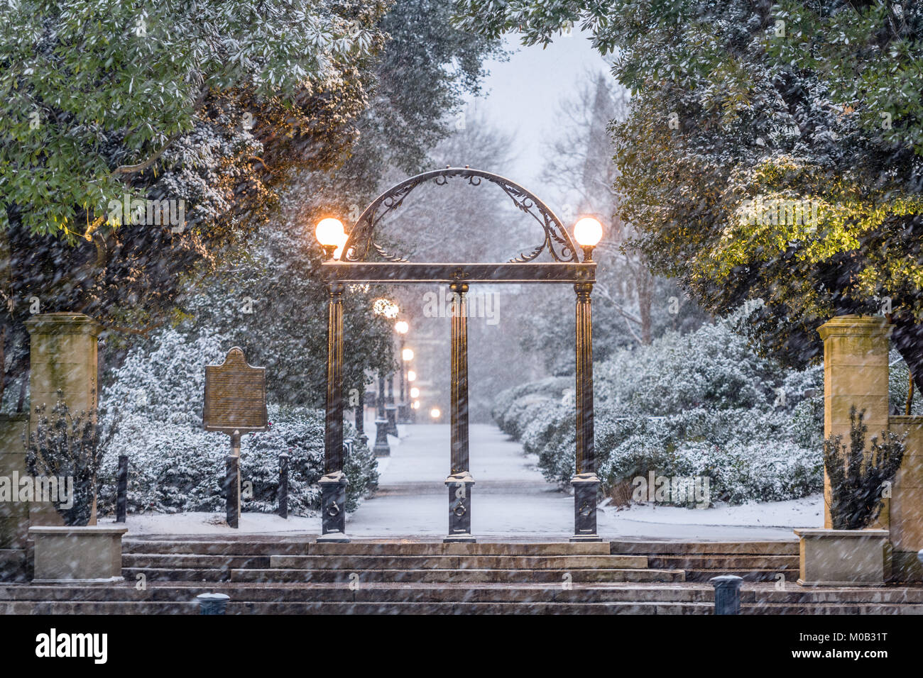 Atenas, Georgia, EE.UU. en el campus de la Universidad de Georgia arch en el invierno. Foto de stock