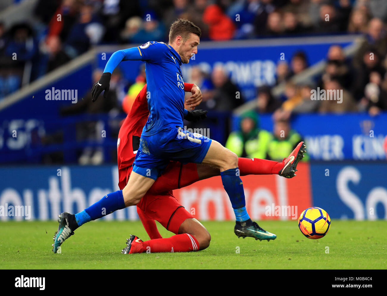 De Watford Molla Wague Trae Abajo Del Leicester City Jamie Vardy A Conceder Un Penalti Durante El Partido De Liga Premier En El King Power Stadium Leicester Fotografia De Stock Alamy