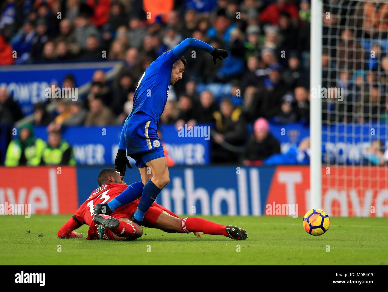 De Watford Molla Wague Trae Abajo Del Leicester City Jamie Vardy A Conceder Un Penalti Durante El Partido De Liga Premier En El King Power Stadium Leicester Fotografia De Stock Alamy