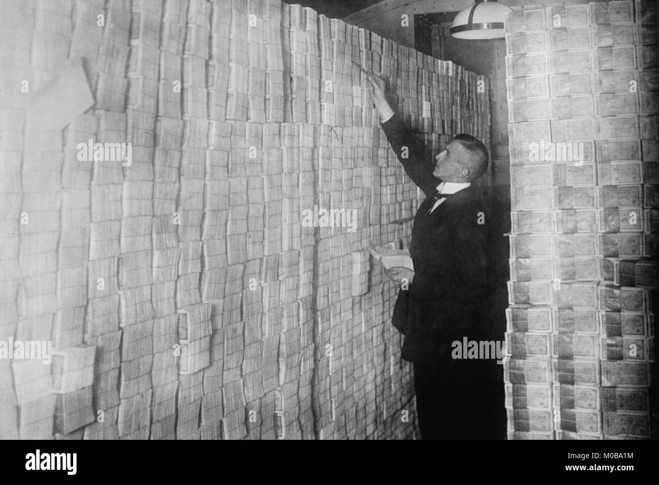 La inflación en la Alemania de Weimar tiene papel moneda desde el piso hasta el techo, apilados en un banco de Berlín Foto de stock