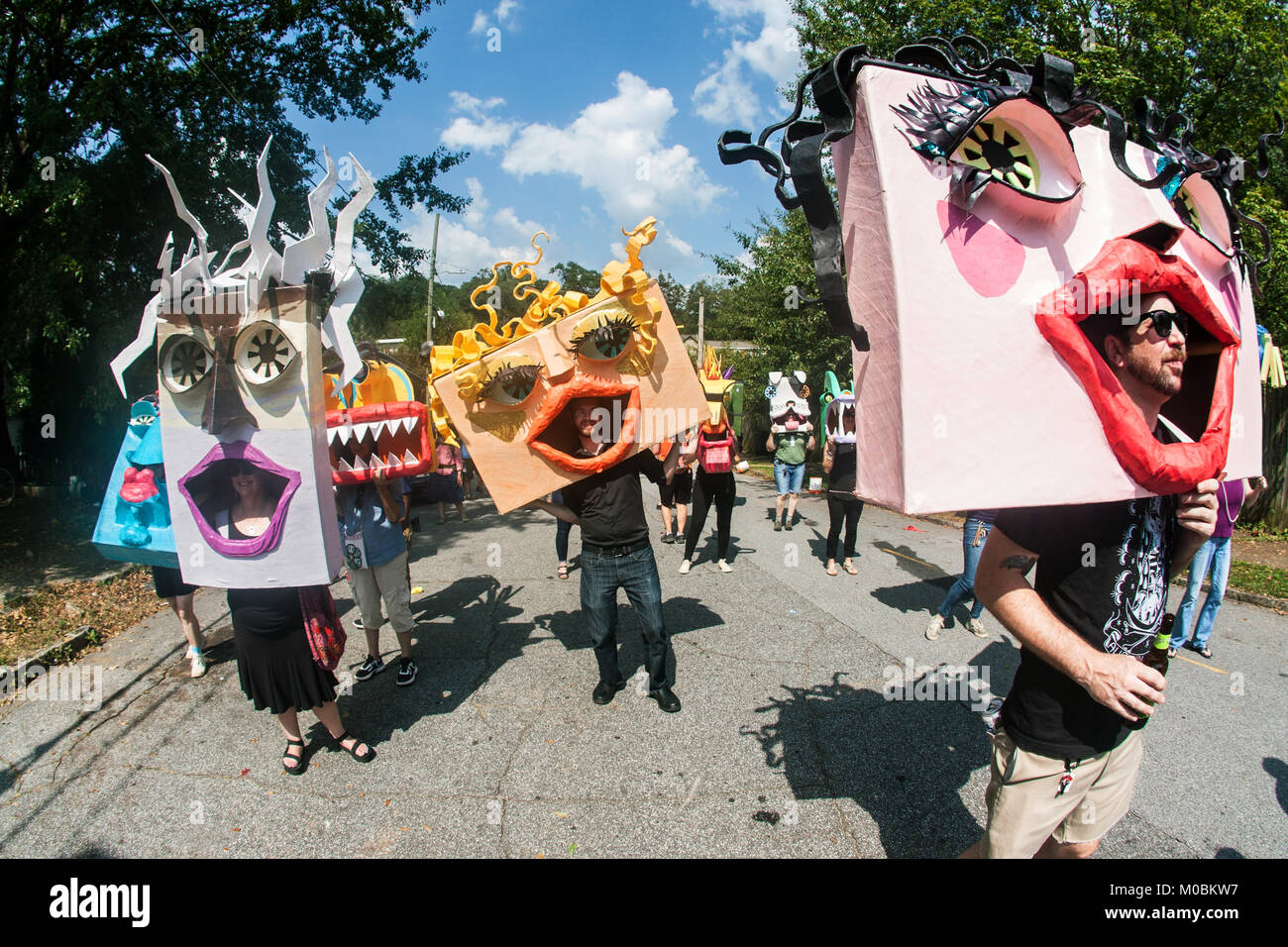 Atlanta, GA, EE.UU. - 23 de septiembre de 2017: Las personas que llevaban enormes máscaras personalizadas artesanales caminar en el Desfile del Festival Oriental Puntal de Atlanta en Atlanta. Foto de stock