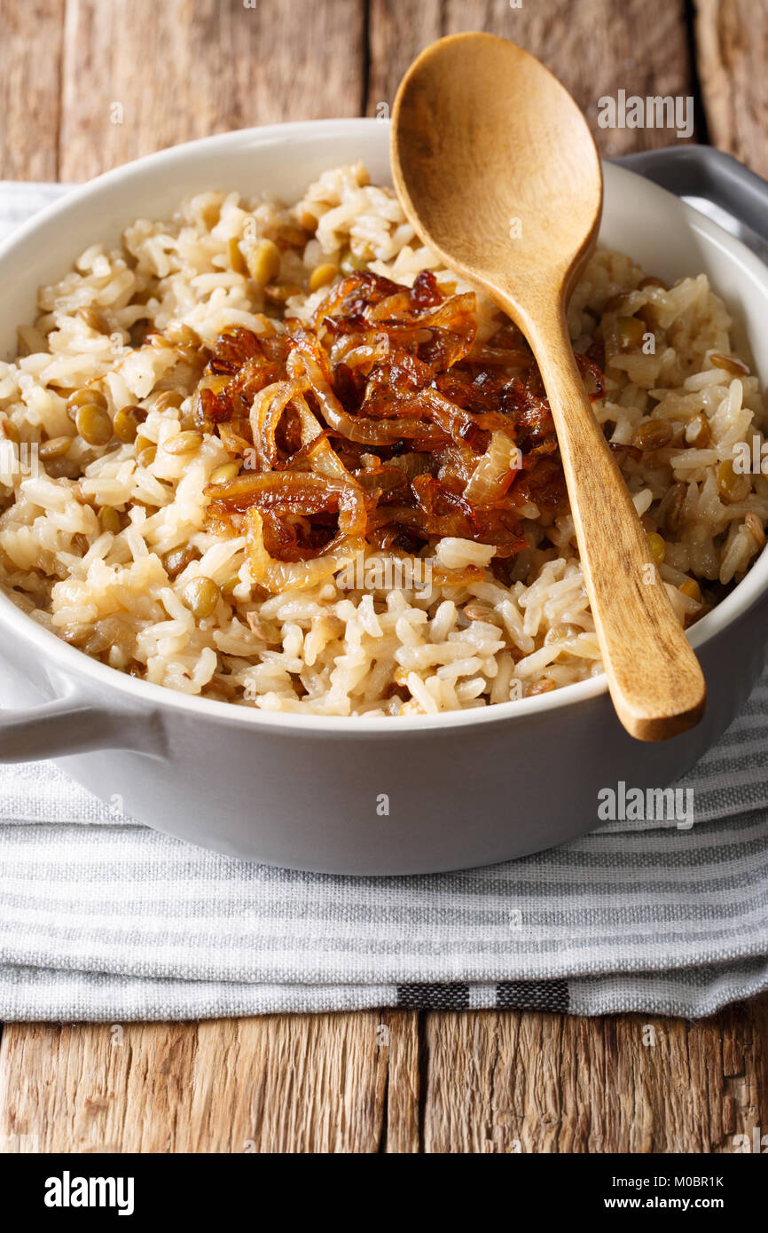 Cocina árabe: arroz con lentejas y cebolla frita de cerca en un recipiente  vertical sobre la mesa Fotografía de stock - Alamy