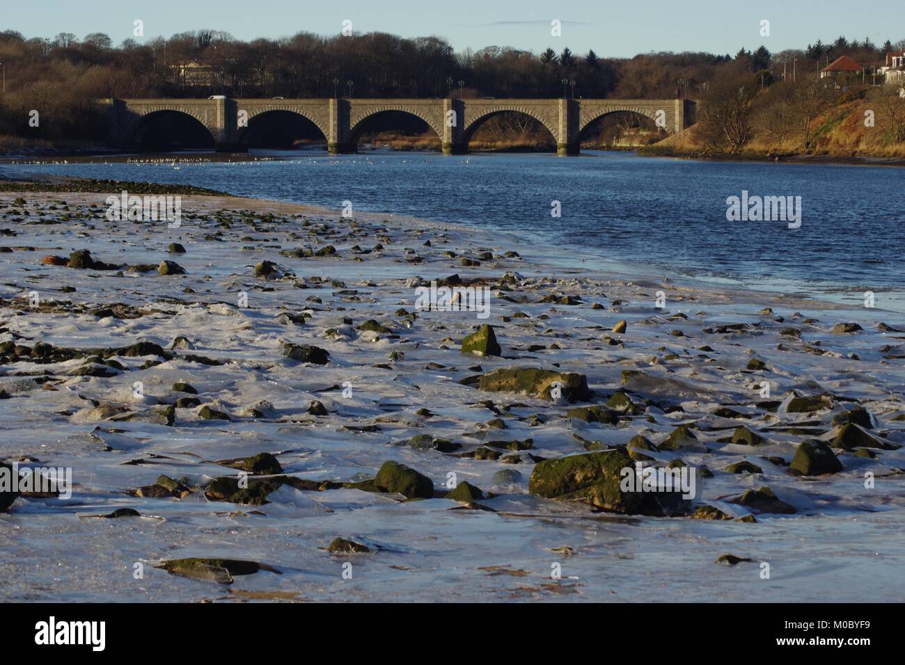 Puente de don. 5 arco de granito puente de carretera 1830, abarcando thr Río Don en Donmouth. Aberdeen, Escocia, Reino Unido. Foto de stock