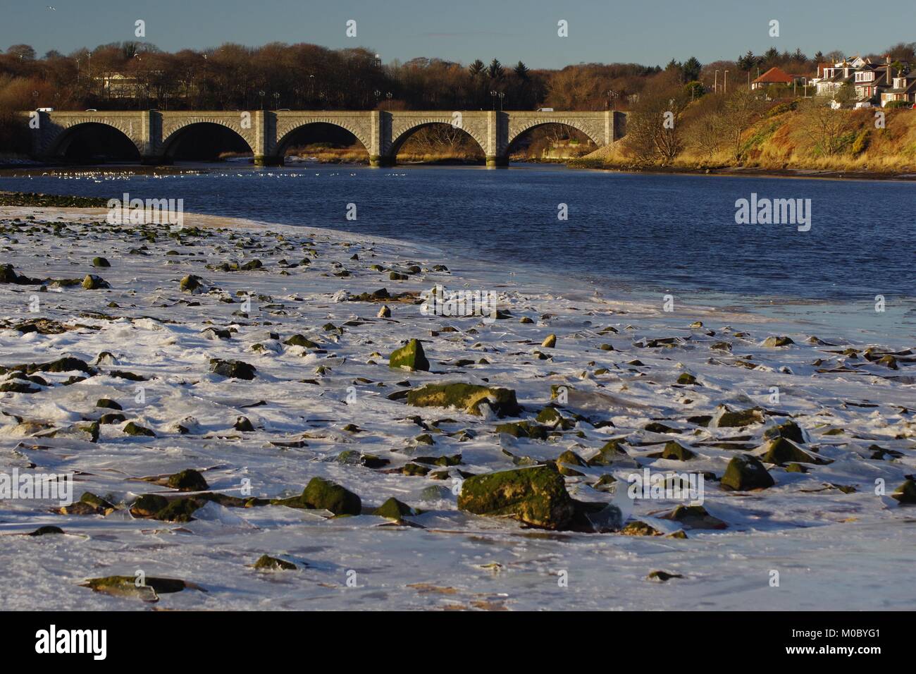 Puente de don. 5 arco de granito puente de carretera 1830, abarcando thr Río Don en Donmouth. Aberdeen, Escocia, Reino Unido. Foto de stock