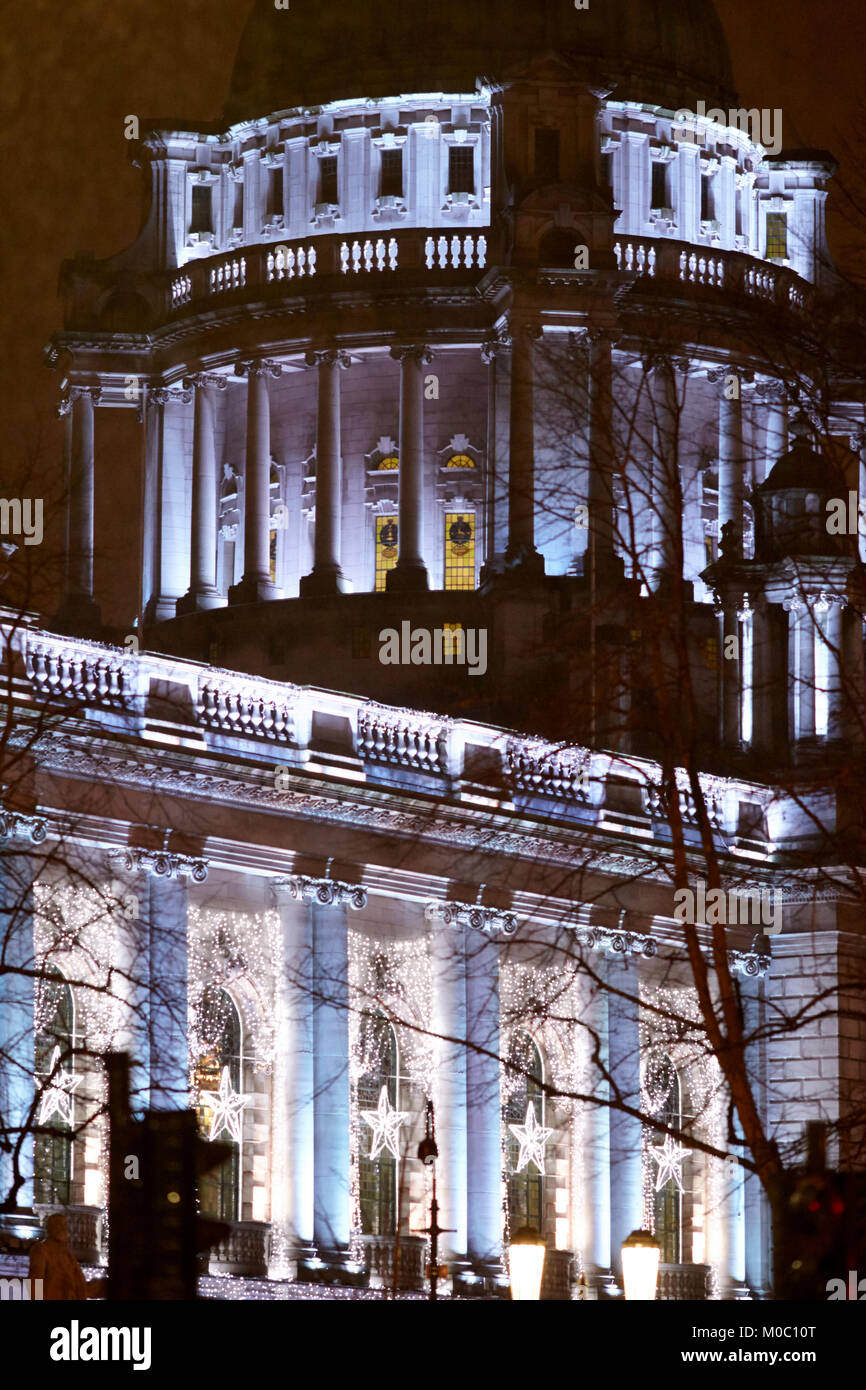 Ayuntamiento de Belfast y cúpula con nueva iluminación LED de navidad de baja tensión en el Reino Unido Irlanda del Norte Foto de stock
