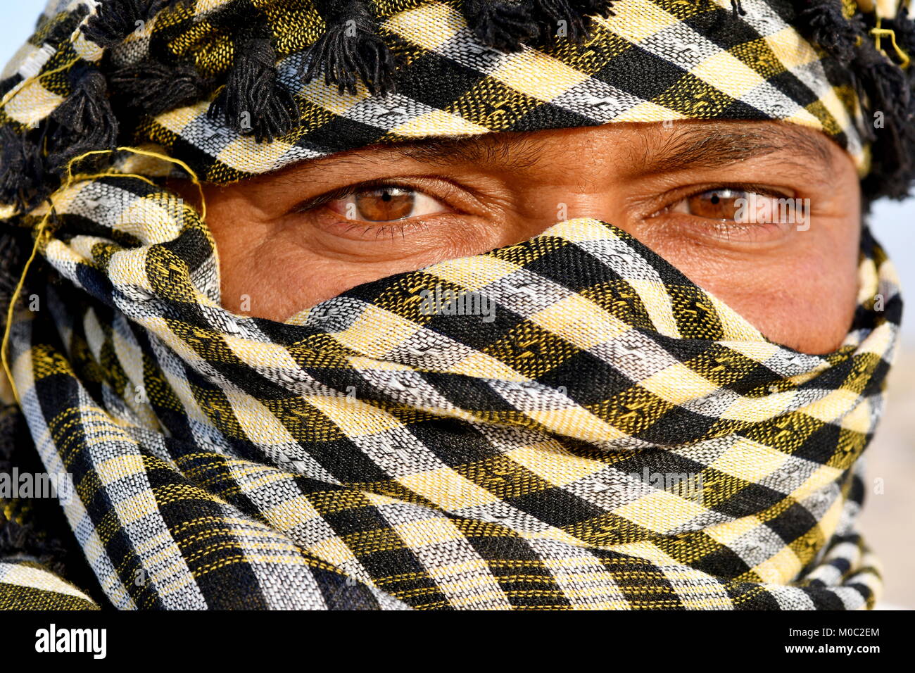 Cerrar retratos de árabe en el desierto, el hombre llevaba un pañuelo de  cabeza como una tradición de cultura Fotografía de stock - Alamy