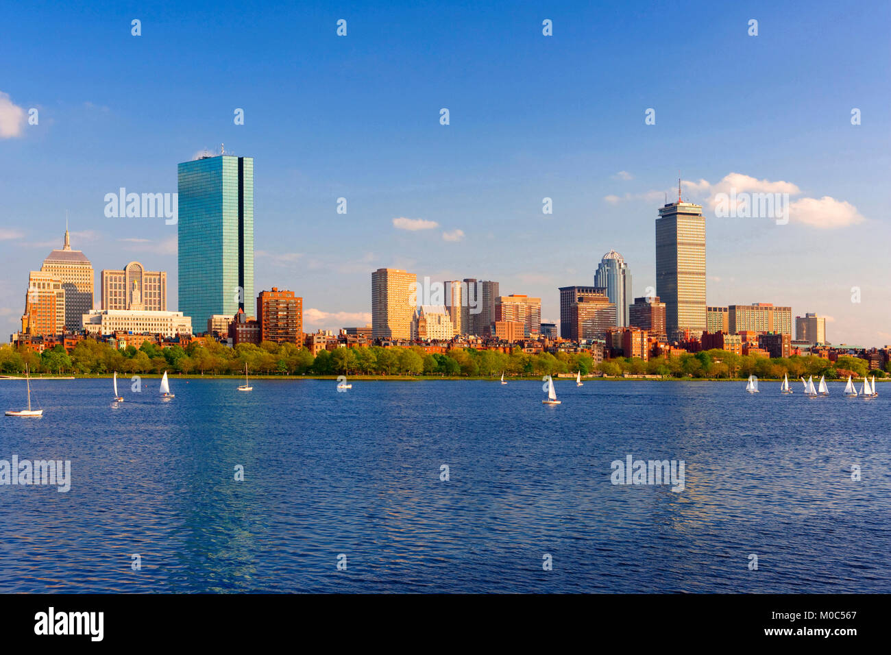 Horizonte de Boston visto sobre el río Charles, Massachusetts, EE.UU. Foto de stock