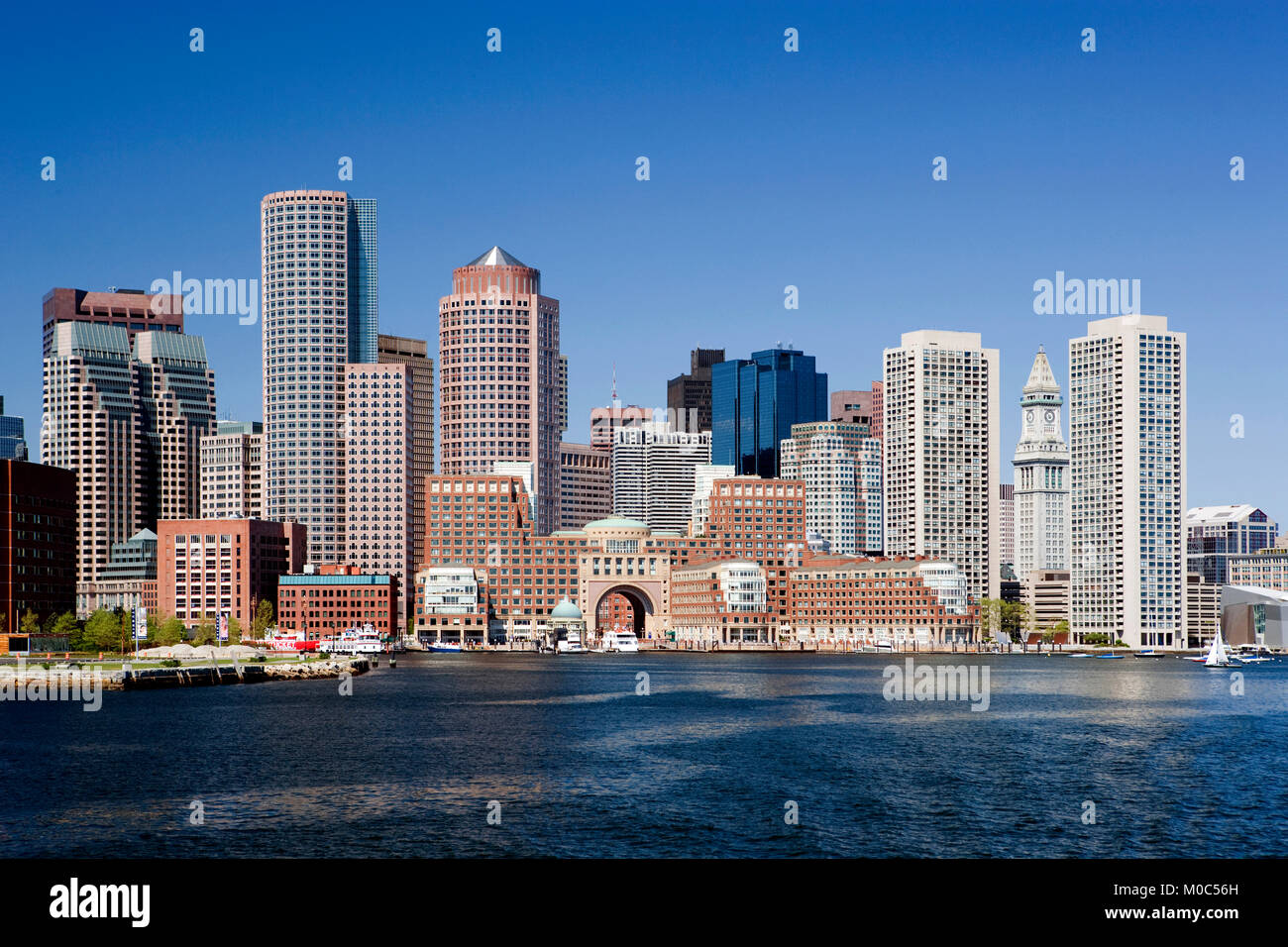 Horizonte de Boston visto sobre el río Charles, Massachusetts, EE.UU. Foto de stock