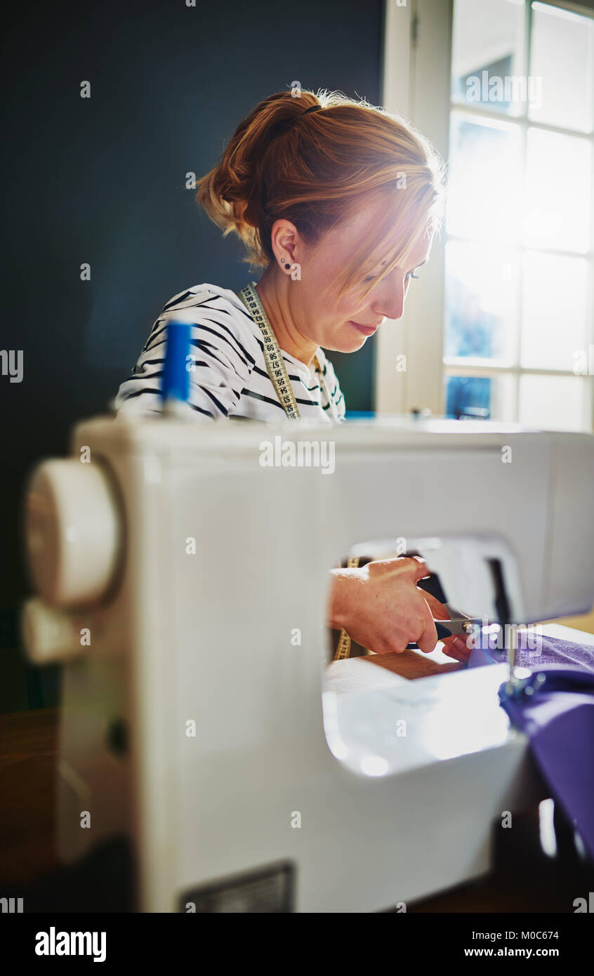 Diseñador de moda en una máquina de coser Foto de stock