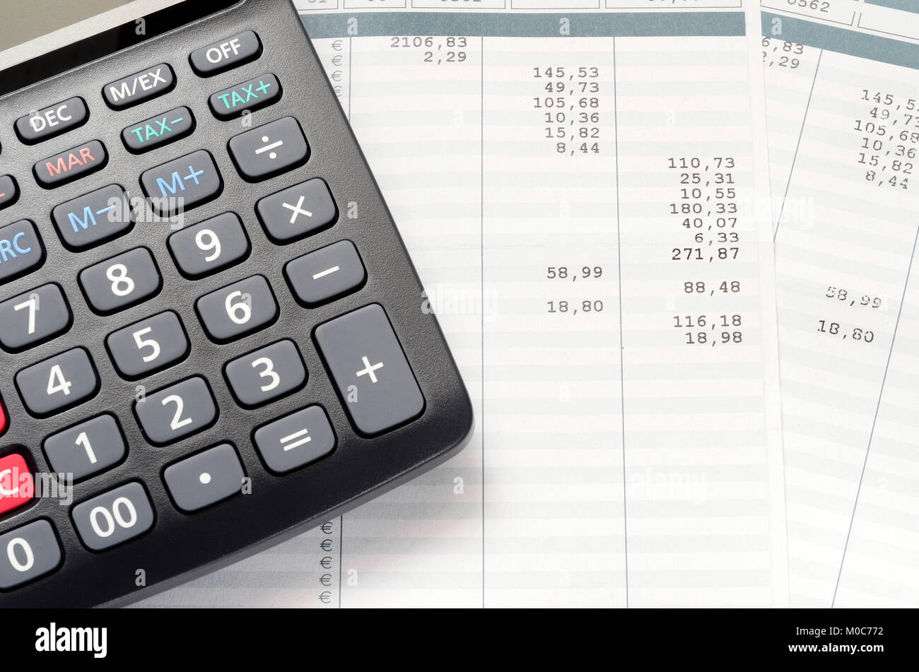 Euro calculadora de nómina y de cierre para el pago de nómina de sueldos o  antecedentes Fotografía de stock - Alamy