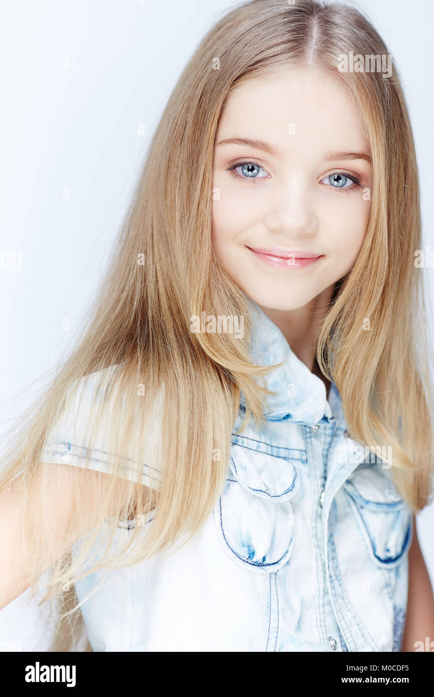 Retrato de joven chica rubia con ojos azules Fotografía de stock - Alamy